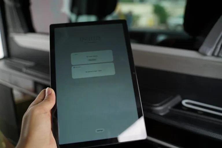 Tablet สั่งการทุกฟังชั่นของรถตู้